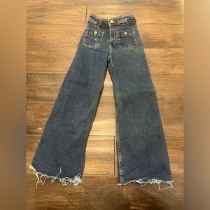 These Zara jeans are lightly worn, in a size 10.